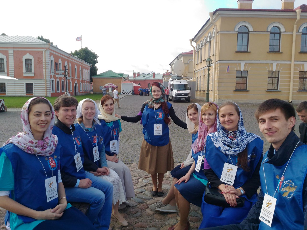 Добровольцы из православного молодежного клуба 